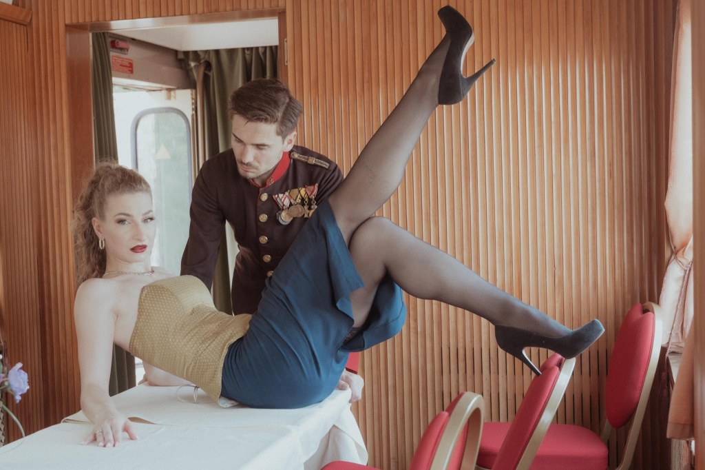 Der Offizier und die junge&nbsp;Frau